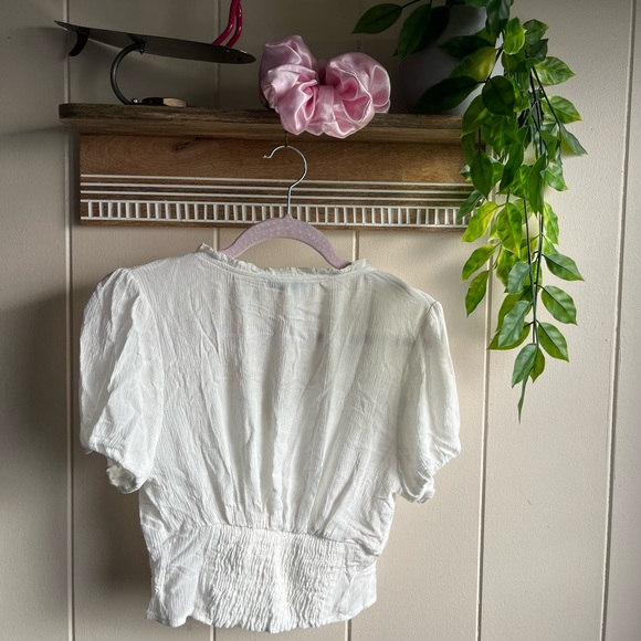 White blouse - Picture 8 of 9